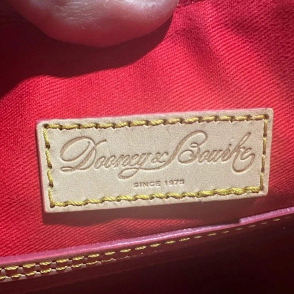 Dooney and Bourke BRAND NEW/RARE FLORAL FUSCHIA Pattern Crossbody Bag! - Picture 2 of 16